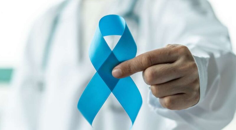 Homem consultando um médico sobre câncer de próstata