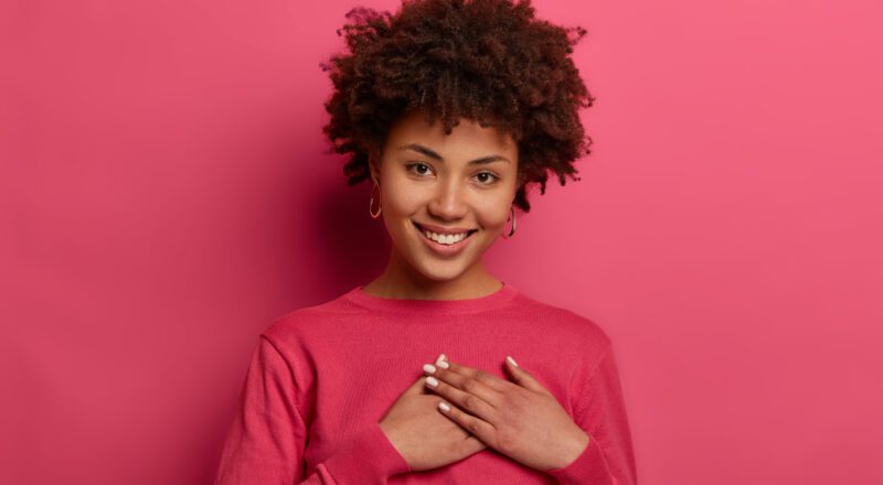 Prato típico da dieta mediterrânea com vegetais frescos, azeite de oliva e frutos do mar