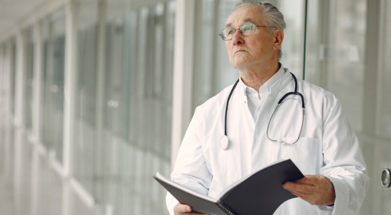 Médico examinando um paciente em consulta médica