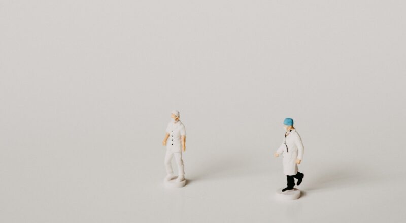 Médico praticando autocuidado em um ambiente tranquilo