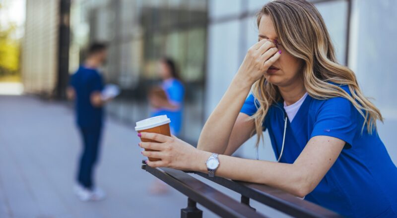 Profissionais de enfermagem em ambiente de trabalho, ilustrando os desafios da saúde mental na enfermagem