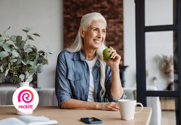 Prato colorido com alimentos ricos em fibras como frutas, vegetais e grãos integrais.