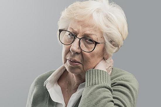 Pessoa com distonia cervical mostrando espasmos no pescoço