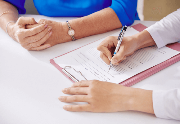 Idoso fazendo exercícios físicos para combater a sarcopenia