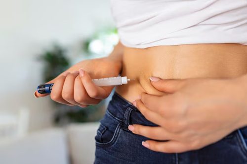 Paciente recebendo injeção de Mounjaro para diabetes tipo 2 e controle de peso