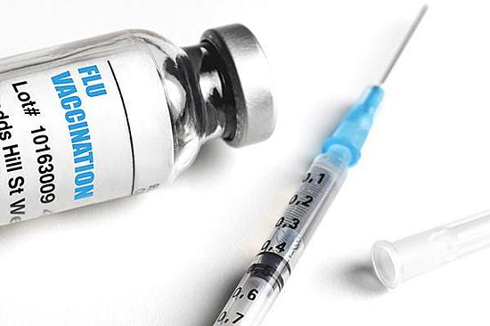 Vacina contra a gripe em dose alta com frascos e seringas, simbolizando proteção contra infecções e prevenção do Alzheimer em idosos.