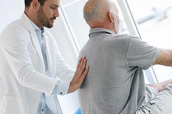 Fisioterapia ajudando paciente com dor lombar crônica