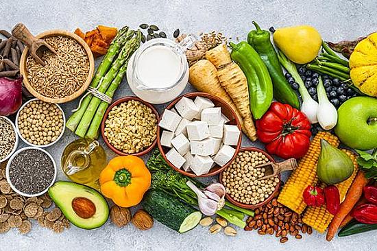 Comida saudável baseada em plantas, incluindo grãos integrais, frutas e vegetais coloridos