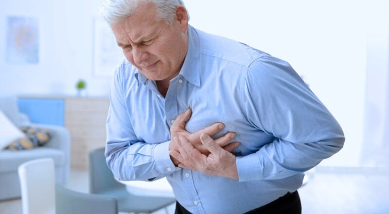 Ilustração dos sintomas do infarto agudo do miocárdio, incluindo dor no peito e irradiações para o braço esquerdo e mandíbula.