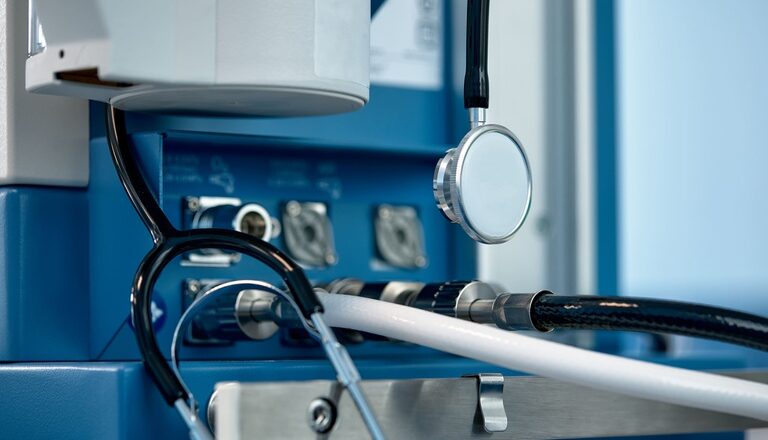 Reunião de empresas do setor de dispositivos médicos discutindo regras de tecnovigilância