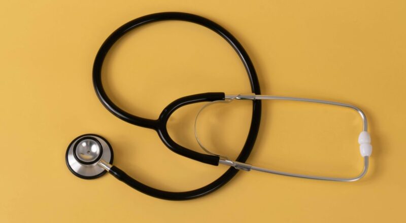 Estudantes se reunindo para discutir sobre o vestibular de Medicina da Faculdade BP