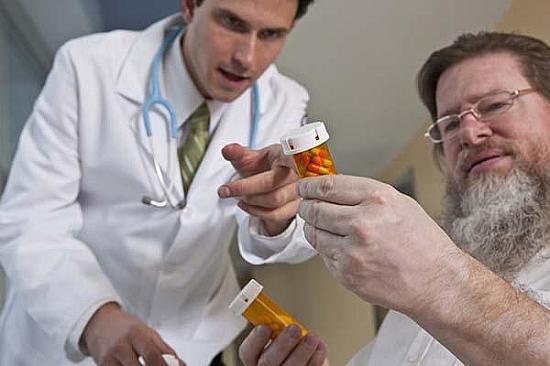 Médico avaliando a pressão arterial de um paciente idoso