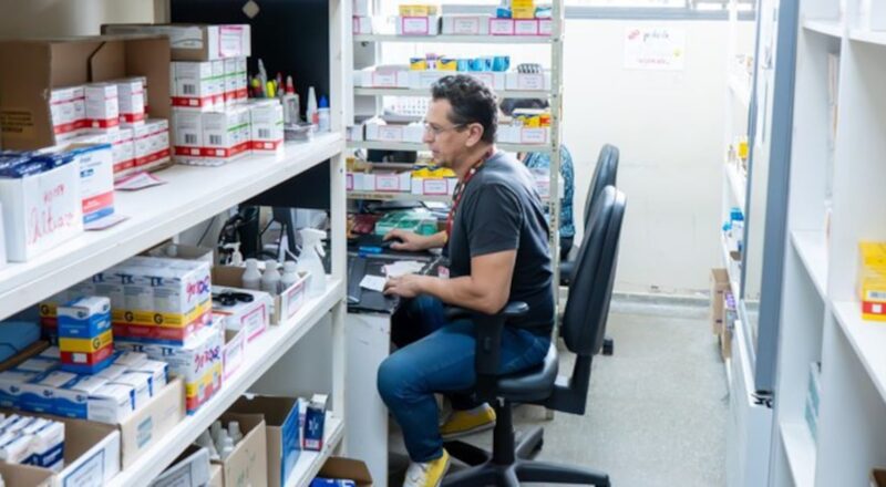 Reunião de líderes do setor farmacêutico discutindo a aprovação de crédito no Congresso
