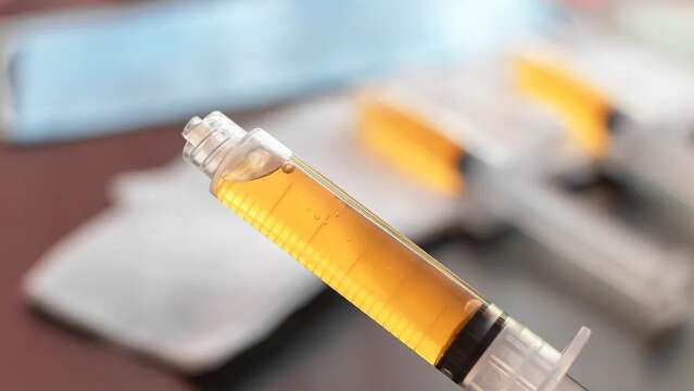 Plasma rico em plaquetas sendo preparado em laboratório para tratamento ortopédico