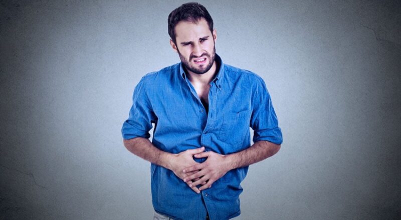 Ilustração representando a síndrome do intestino irritável, com elementos que simbolizam dor abdominal e alterações intestinais.