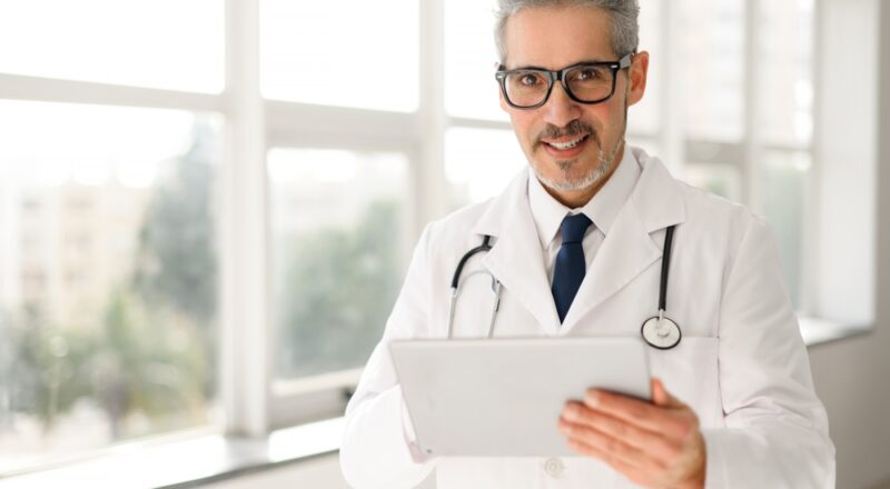 Gestores de saúde analisando dados de telemedicina em uma reunião