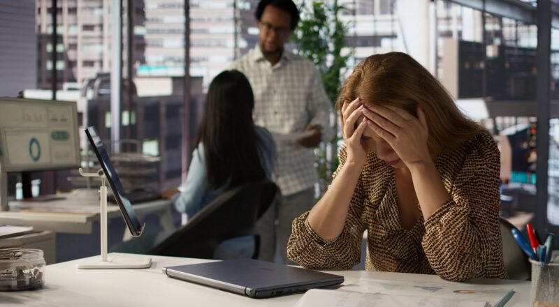 Ilustração representando a saúde mental e as licenças trabalhistas devido à depressão e ansiedade