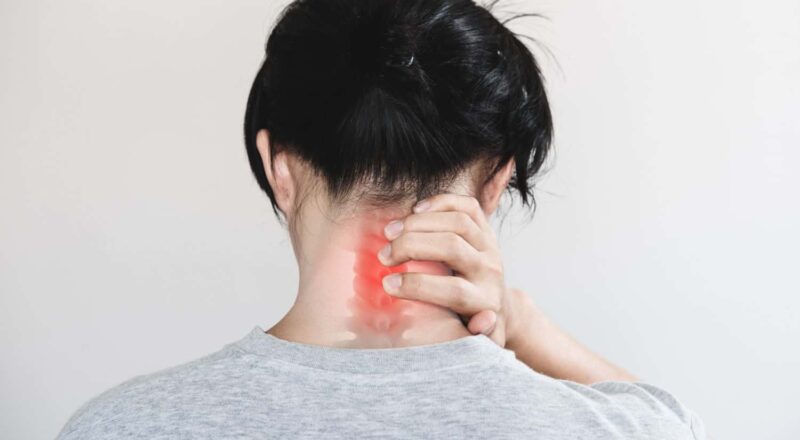 Ilustração de dor cervical irradiando para a escápula, destacando áreas de desconforto e estruturas envolvidas.