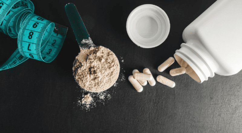 Suplementos alimentares em destaque em um cenário de bem-estar moderno