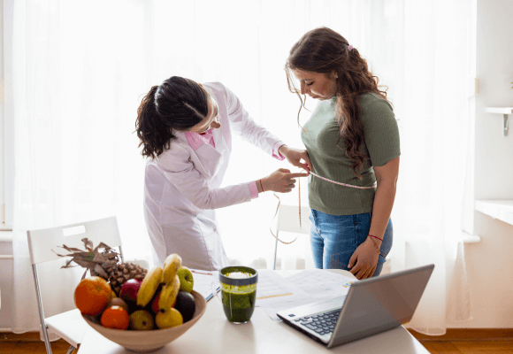 Profissional de saúde realizando triagem nutricional em paciente