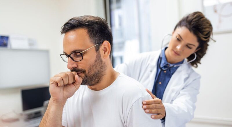 Paciente com dificuldade para respirar, representando os sintomas da fibrose pulmonar
