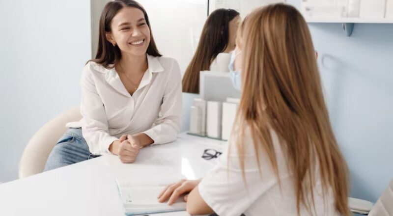 Mulheres em consulta médica, enfatizando a importância da saúde feminina no Brasil.