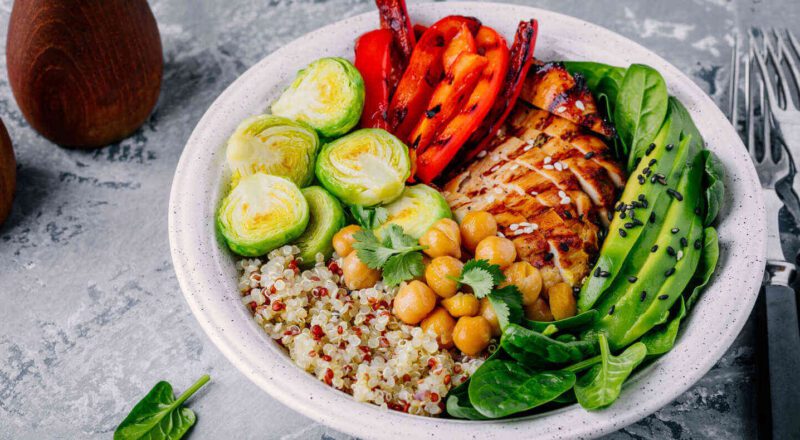 Seis alimentos saudáveis para ganhar massa magra, incluindo frango, ovos, grão-de-bico, leite, soja e carboidratos como arroz e batata.