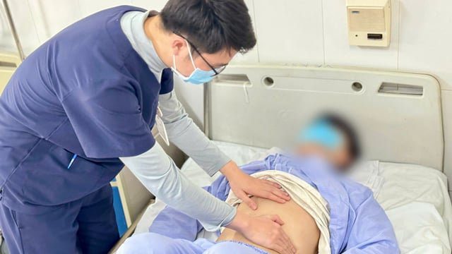 Criança coçando a região anal, representando sintomas de oxiuríase.