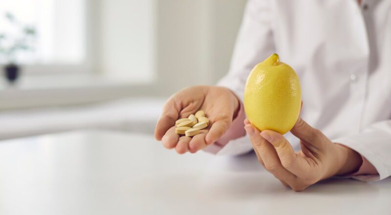 Imagem de frutas ricas em vitamina C, como laranja, morango e acerola, essenciais para prevenir escorbuto