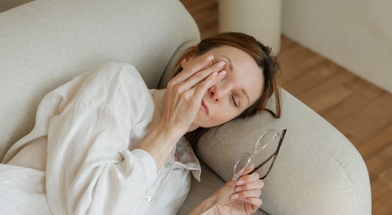 Mulher praticando exercícios durante a menopausa