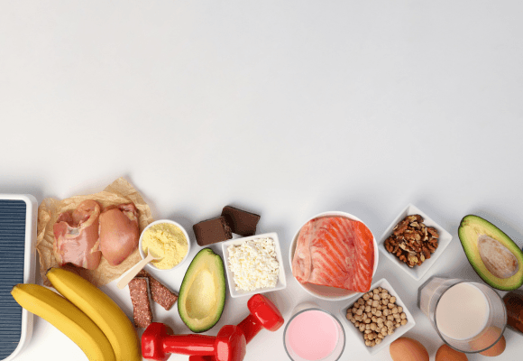 Atletas realizando exercícios com foco em nutrição energética e macronutrientes
